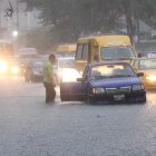 Peatones y conductores fueron sorprendidos con la precipitación del pasado lunes.