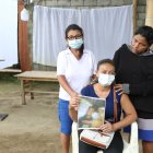 Tras la muerte de su único hijo María Antonieta Indacochea recibe el consuelo de sus vecinas.