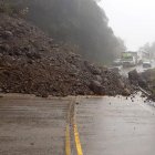 La vía Cuenca-Molleturo-El Empalme es una de las más afectadas por los derrumbes.