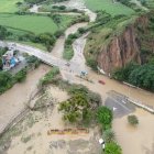 Una toma área en la que se aprecian sectores anegados y el aumento del caudal de un río.