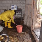 Vìctor Hugo Navas sacó en balde el agua que ingresó a su casa consecuencia de la granizada
