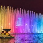 El colorido que se aprecia en la fuente del Parque La Rotonda.