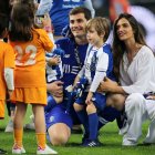 Iker Casillas y su esposa Sara Carbonero celebran su título de liga tras el partido de fútbol de la Primera Liga portuguesa en mayo de 2018.