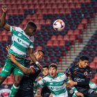 El ecuatoriano Felix Torres se destaca como defensa de Santos Laguna mexicano.