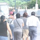 Familiares de la familia Ibáñez Alvarado llegaron al instituto forense.