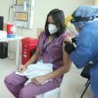 La limitada cantidad de vacunas que ha provisto el Gobierno sería otra causa del ‘despelote’.