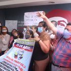 Los maestros mostraron pancartas en las que se leían sus demandas.