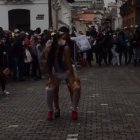 Las chicas montaron un espectáculo en la vía pública como forma de protesta.