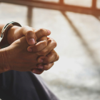 La mujer cometió el delito ante la presencia de otros dos niños.