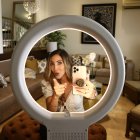 La ‘Miss Mechita’ 
se conecta desde cualquier lugar de 
su casa o en su carro 
para  dar mensajes 
a su comunidad.