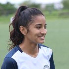 La futbolista Angie LLiguín Vinces se destaca en la posición de lateral izquierdo.