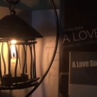 En redes sociales, el músico comparte la imagen de su padre y toca para él.