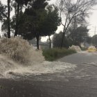 La acumulación de agua fue ocasionada por la fuerte lluvia.