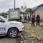 Los policías levantaron el cadáver que estaba al interior de este domicilio.