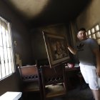 Entre los pocos objetos personales de la familia afectada que no se quemaron está una pintura.