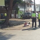 La persona decapitada yacía en el asfalto.