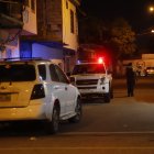 Al sitio llegaron policías para iniciar con las investigaciones del caso. Los habitantes están asustados por el hecho violento.