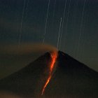 Fotografía de archivo fechada el 13 de junio de 2020 que muestra al volcán Sangay con una constante emisión de ceniza.