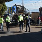 El accidente dejó también varias casas destruidas y tres carros quemados.