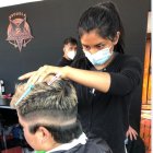 El evento es integral, pues mujeres cortan el cabello a los hombres y viceversa.