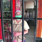 A los comerciantes no les queda otra que permanecer encerrados en sus locales, debido al incremento de la delincuencia.