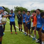 Víctor Cepillo Peláez en una charla con la plantilla de Huancavilca.