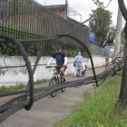 Los 'alambres’ son un peligro para los peatones.