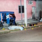 El cuerpo de Eduardo Salazar quedó junto a la tricimoto que usaba para trabajar.