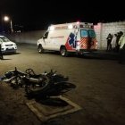 El motociclista se impactó contra un tacho recolector de basura y murió de manera inmediata por el fuerte golpe.