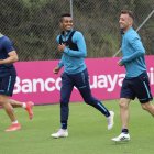 Damián Díaz (d) podría debutar con la selección de Ecuador, en el amistoso ante Bolivia.