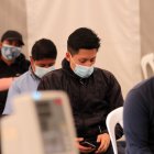 La gente que espera ser atendida afuera del hospital IESSQuito sur dio su opinión sobre las falencias que ha tenido el manejo de la crisis sanitaria en el Ecuador.