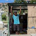 Un hombre se las arreglado para vivir con su familia en el Cementerio General del Sur, en Caracas.