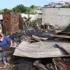 Nancy Álvarez Aguayo busca entre los escombros alguna pertenencia que no haya sido consumida por el fuego.