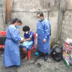 Personal de instituciones públicas acudieron al sitio del sinietro para dar ayuda a la familia damnificada.