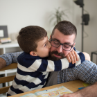 Aunque los pequeños te pongan a prueba, hay maneras de ganarse su cariño.