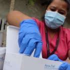 Brigadas médicas realizan pruebas en Portoviejo para localizar a contagiados de COVID.