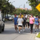 Especialistas recomiendan practicar deportes individuales, como trotar, para evitar contactos con otras personas.