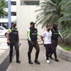 El ciudadano es de nacionalidad extranjera y fue interceptado antes de que le robara a una persona fuera de un banco.