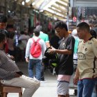 En la Bahía de Guayaquil este grupo de personas conversaban sin mascarilla. Solo el señor que estaba sentado llevaba puesta.