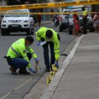 Al sitio llegaron policías para iniciar con las investigaciones referentes al hecho violento. En el sitio se hallaron 11 indicios balísticos.