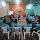 Los 18 jóvenes que se encuentran en rehabilitación se levantan a las 05:00 para orar, luego se ejercitan. Durante el día realizan otras actividades para mantenerse alejados del consumo. Reciben terapias y son desintoxicados en las habitaciones.