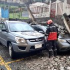 El muro afectó a tres vehículo, según los Bomberos.