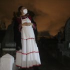 María Angula se pasea por las noches junto a las tumbas del cementerio de San Diego.