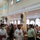 El ingreso en la primera de las cinco misas oficiadas este domingo en el templo del Cristo del Consuelo.