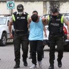 El joven, de 17 años, tenía en su poder un revólver artesanal. Estaba en compañía de otros dos sujetos, quienes lograron escapar.