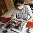 Bella contempla las pocas fotos que conserva de su hermano. Guarda la esperanza de que él ‘asome’ bueno y sano.