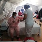 Las carpas que se instalaron en los parqueaderos están llenas.