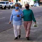 Dos adultas mayores caminan libremente por las calles de Montevideo, la capital uruguaya.