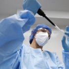 Investigadores trabajan con muestras de la Covid-19.