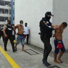 Los dos hombres aprehendidos luego del asalto a un repartidor de víveres. Ellos serían parte de una peligrosa organización del crimen.